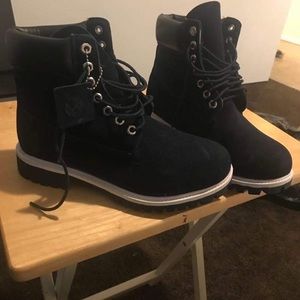 Dark navy Timberland boots size 7 in men’s woman’s size 9..